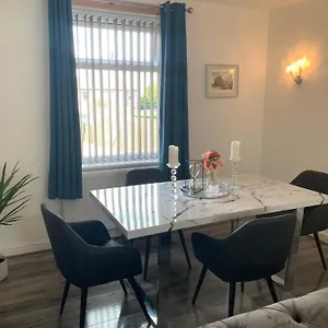 Modern 3 Bedroom Luxury With Private Drive Holiday home Idle